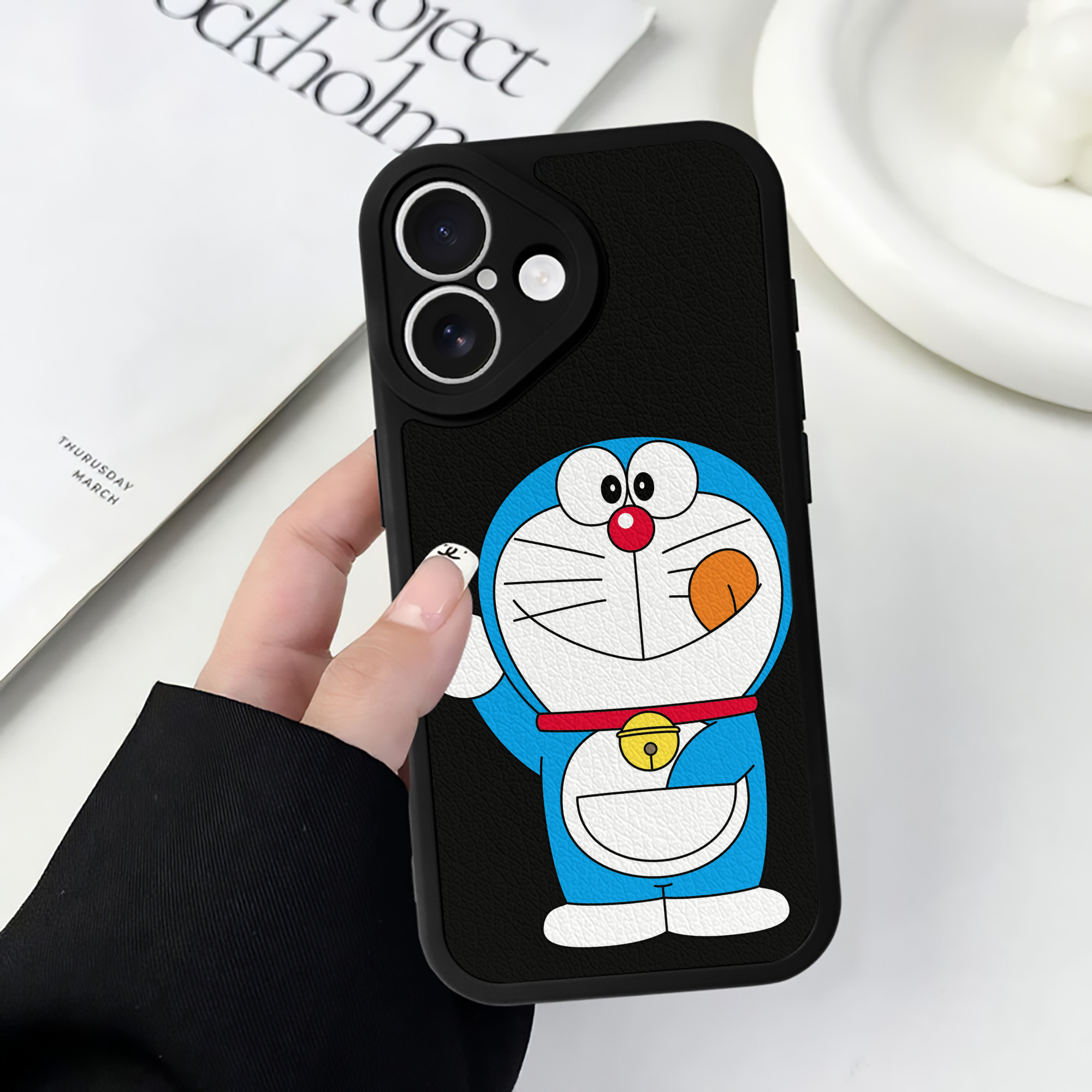 （画像用） ドラえもん Doraemon 【iPhone 16シリーズ対応】シリコンスマホケース（レザー調） 材質：シリコン